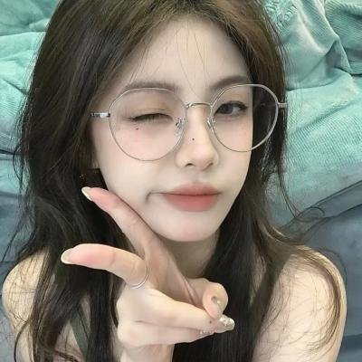 给小酒馆女子喝高杯酒